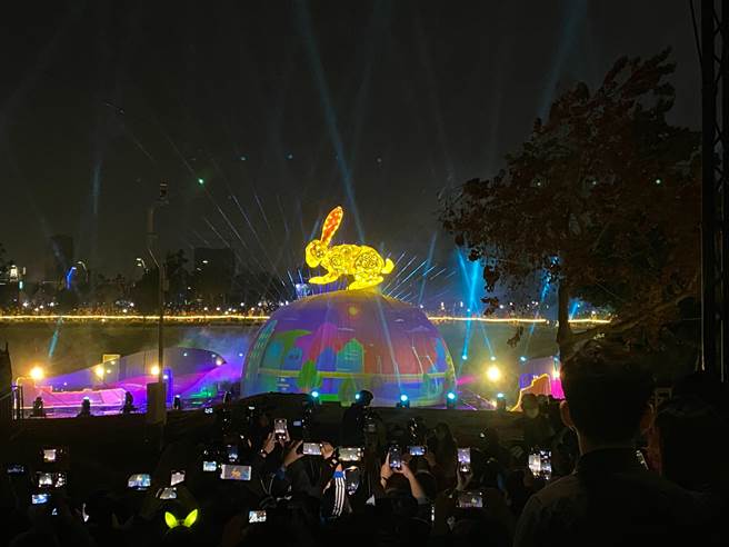 中台灣燈會首度移師中央公園舉辦，主燈「幸福happy兔」為全台規模最大的水上動力機械花燈，4日晚上正式點燈，吸引許多民眾拍照。（張亦惠攝）