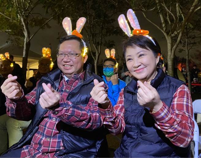 行政院副院長鄭文燦（左）應邀參加中台灣燈會點燈儀式。（張亦惠攝）