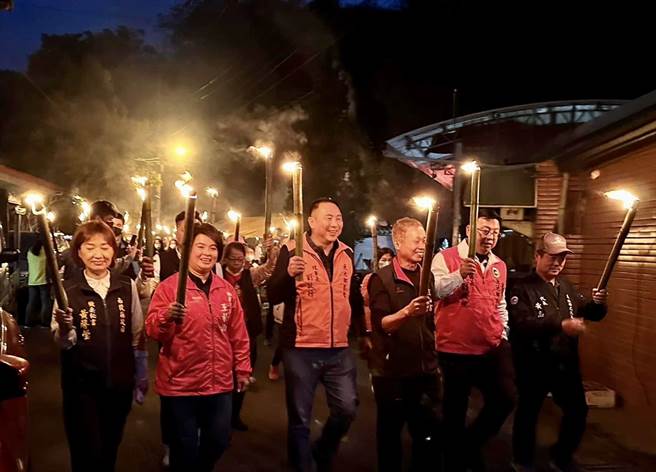 上百人在鱼池乡长刘启帆、大雁村长叶建兴等人带领下，元宵节前夕浩浩荡荡拿火把遶庄夜巡。（民眾提供／杨静茹南投传真）