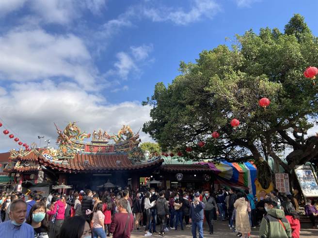 竹山紫南宫6日上午9时在水濂瀑布前停车场，将发放5万份丁酒料理包供信眾外带享用。（杨静茹摄）