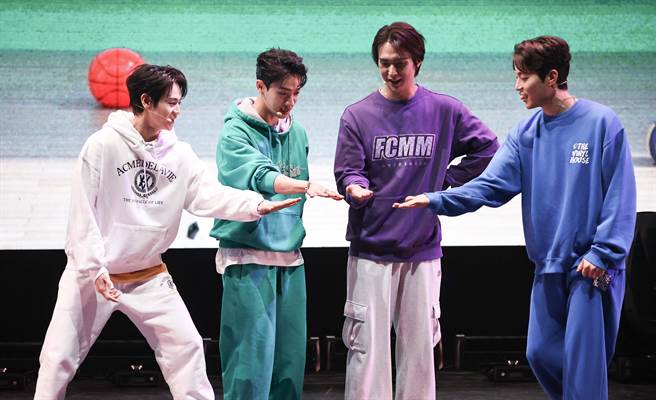 梁耀燮（左起）、李起光、孙东云、尹斗俊今在台上玩开来，带给粉丝难忘的一晚。（罗永铭摄）