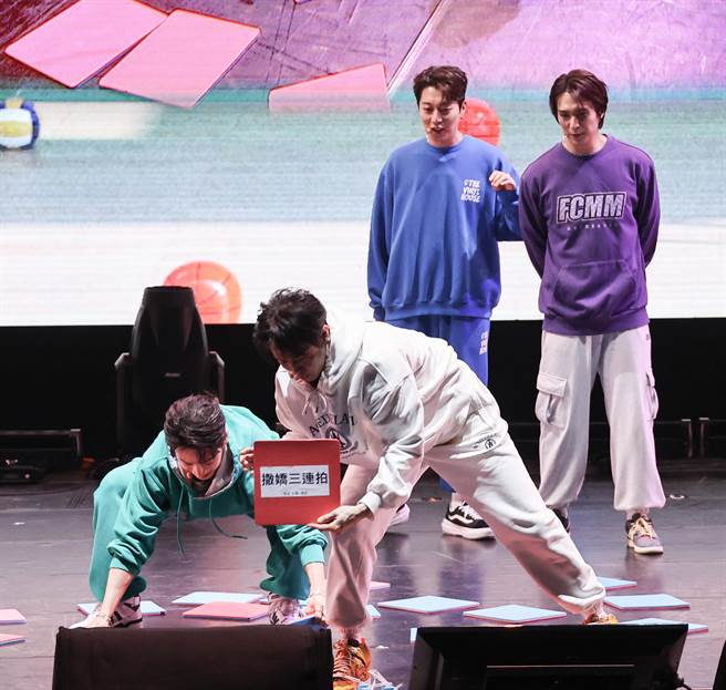 4位成员玩游戏尽心尽力，有开心也有感性时间。（罗永铭摄）