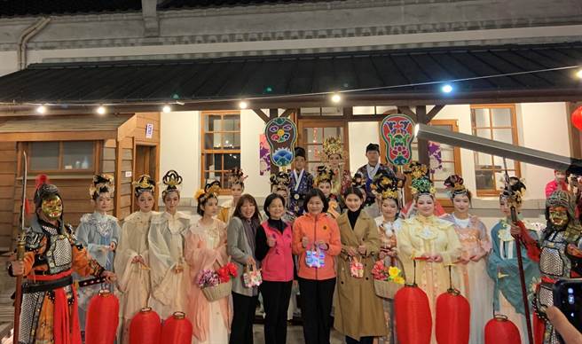 云林县长张丽善（中，橘色外套）在北港镇长萧美文（左七）、文观处长陈璧君（着大衣者）陪同下一起踩街。（周丽兰摄）