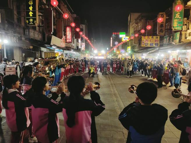 北港提灯踩街活动受疫情影响停办2年，今年疫情趋缓恢復办理，共有27个单位、3000人共襄盛举，虽然寒风刺骨但热闹非凡。（云林县府文观处提供）