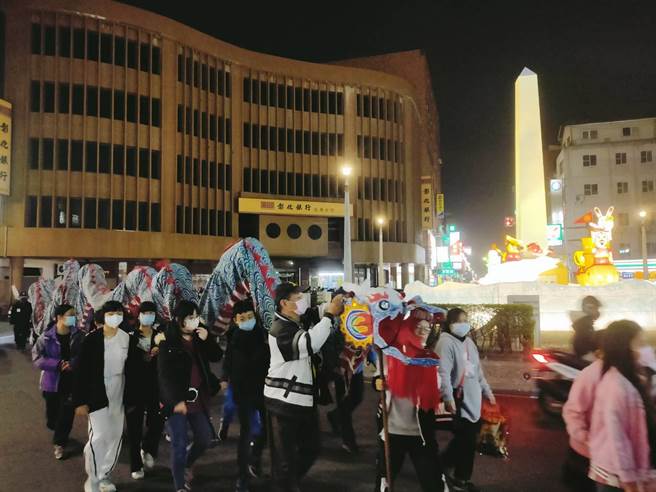 北港提灯踩街活动受疫情影响停办2年，今年疫情趋缓恢復办理，共有27个单位、3000人共襄盛举，虽然寒风刺骨但热闹非凡。（云林县府文观处提供）