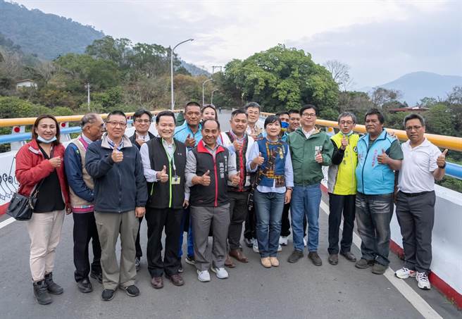 高雄市长陈其迈（前右四）4日到桃源区视察。（高雄市新闻局提供／林瑞益高雄传真）