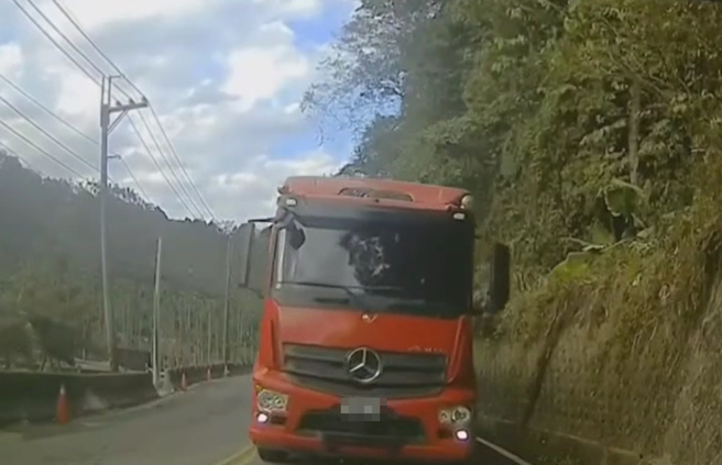 有驾驶行驶在南投131县道山路时，竟然看见砂石车逆向而来，吓得他煞车急倒退。（翻摄自社会事影音）