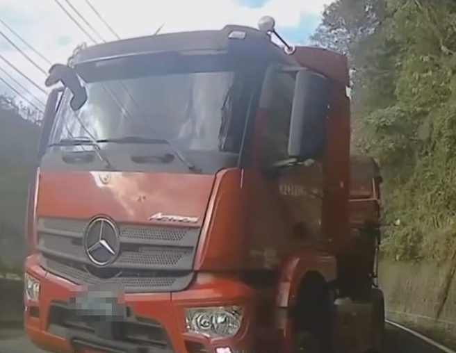 原来砂石车因迴转空间不够，因此逆向再转进一旁的工地，轿车驾驶气得摇下窗和管制交通的工人理论。（翻摄自社会事影音）