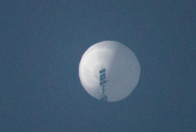 昨日有鏡頭拍下，一顆疑似是間諜氣球的物體位於蒙大拿州南部城市上空引爆，五角大廈官員隨即出面否認。(圖/路透社)