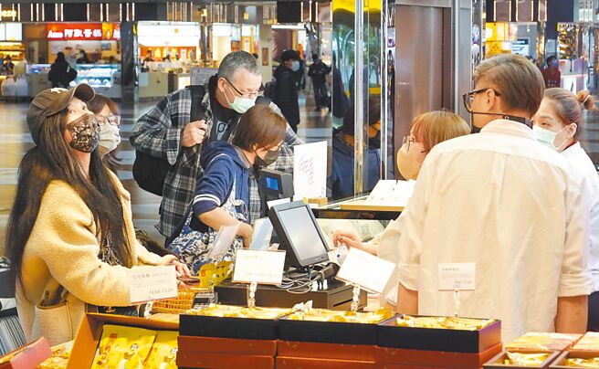 台湾正面临观光业復甦之际，蔡政府设定的观光客人数目标却大幅下降，对「反中」的无限上纲也无视民生需求现实面。图为台北车站大厅伴手礼店家。（姚志平摄）
