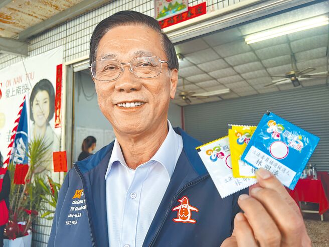 林明溱表示，選舉小物是1次1張的拋棄式溼紙巾，千萬別誤會。（林明溱競辦提供／楊靜茹南投傳真）