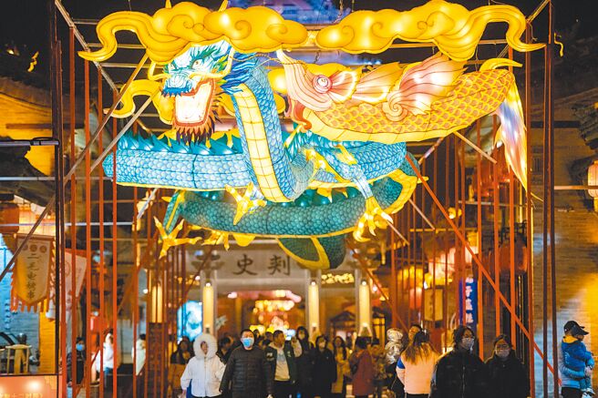 华尔街投行高盛发表报告指出，若中国国内需求完全恢復，应可将今年全球GDP提升约1％。图为游客1月30日晚间在太原古县城十字街游览花灯。（中新社）