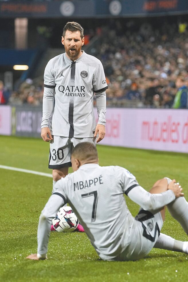 梅西（上）透露不排除再戰下屆世足賽，他的PSG隊友姆巴佩（下）則因傷免戰3周。（美聯社）