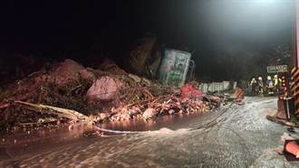 陽金公路坍方路面遍佈土石塊 自來水廠也遭淹「雙向封閉中 」