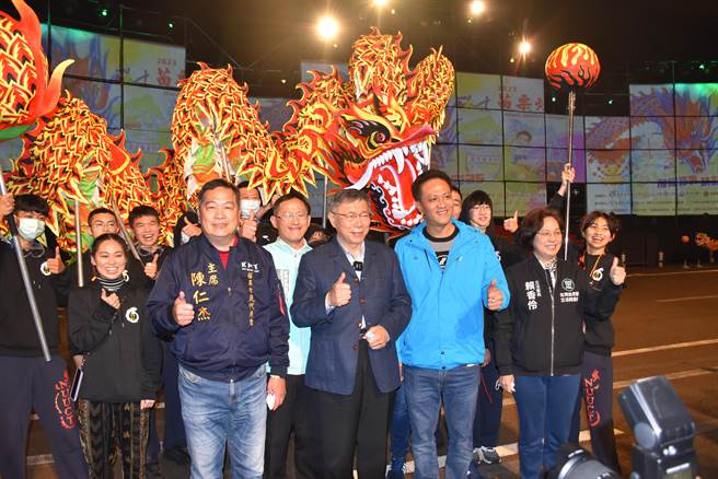 苗栗火旁龙之夜，前台北市长柯文哲到场体验火旁龙。（谢明俊摄）