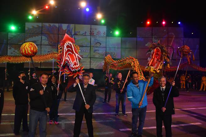 苗栗火旁龙之夜，苗栗县长锺东锦与前台北市长柯文哲体验火旁龙。（谢明俊摄）