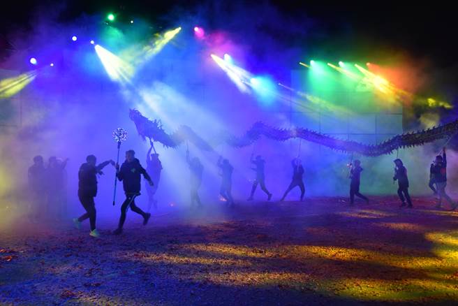 苗栗火旁龙之夜，4日晚间热闹登场。（谢明俊摄）