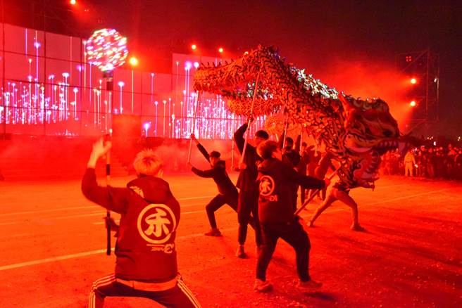 苗栗火旁龙之夜，4日晚间热闹登场。（谢明俊摄）