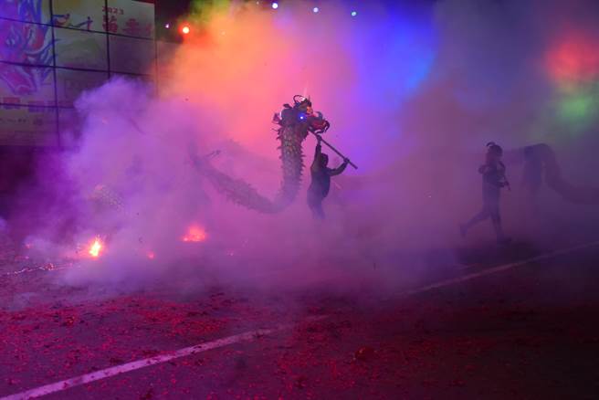 苗栗火旁龙之夜，4日晚间热闹登场。（谢明俊摄）