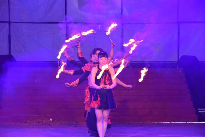 苗栗火旁龙之夜，4日晚间热闹登场，「美梦成真火舞团」压轴演出。（谢明俊摄）