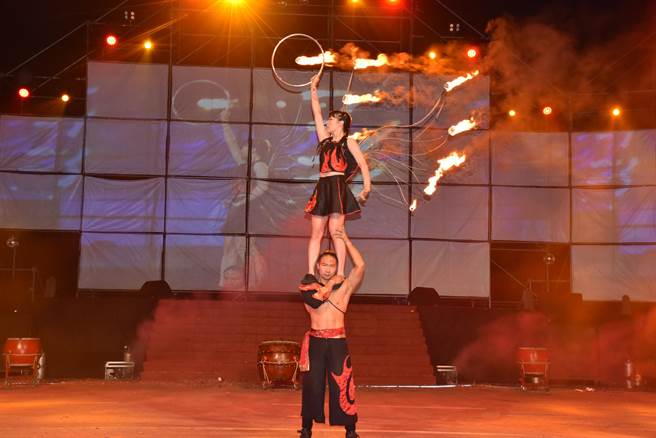 苗栗火旁龙之夜，4日晚间热闹登场，「美梦成真火舞团」压轴演出。（谢明俊摄）