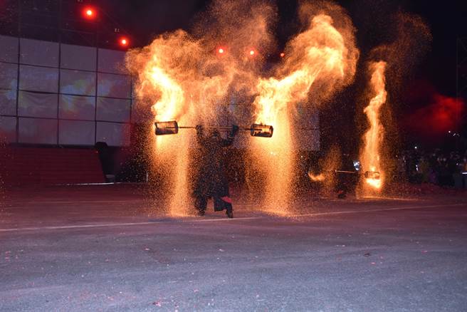 苗栗火旁龙之夜，4日晚间热闹登场，「美梦成真火舞团」压轴演出。（谢明俊摄）