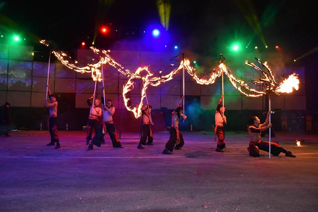 苗栗火旁龙之夜，4日晚间热闹登场，「美梦成真火舞团」压轴演出。（谢明俊摄）