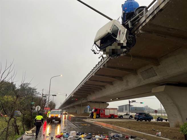 台61線槽車衝破護欄車頭懸空駕駛掉落平面道路送醫不治。(消防局提供／呂筱蟬桃園傳真)