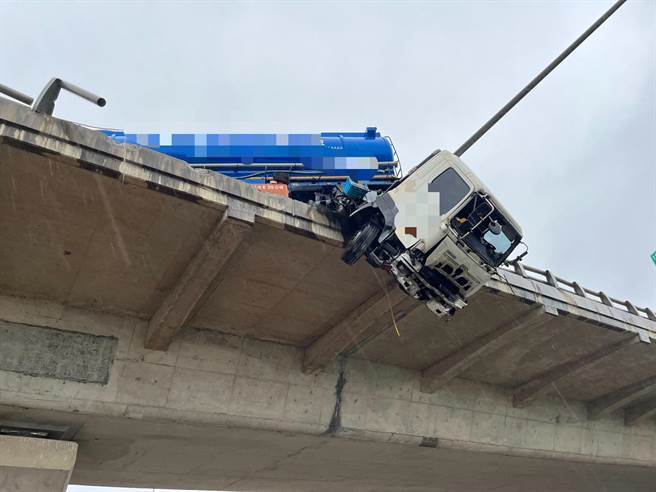 台61線槽車衝破護欄車頭懸空駕駛掉落平面道路送醫不治。(消防局提供／呂筱蟬桃園傳真)