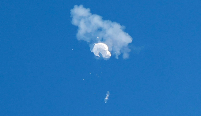 《華盛頓郵報》）4日引述美國官員指出，可能還有第3顆大陸氣球在地球另一方進行偵察任務。（圖／路透社）