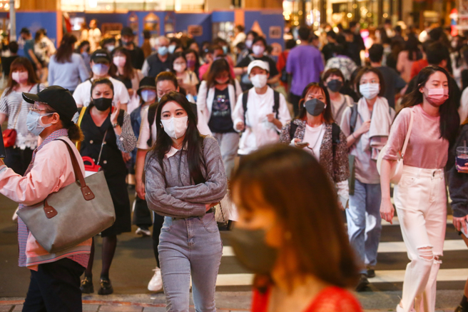 医师陈志金发现路人绝大部分还是在户外带着口罩，推测原因有7个。(资料照)
