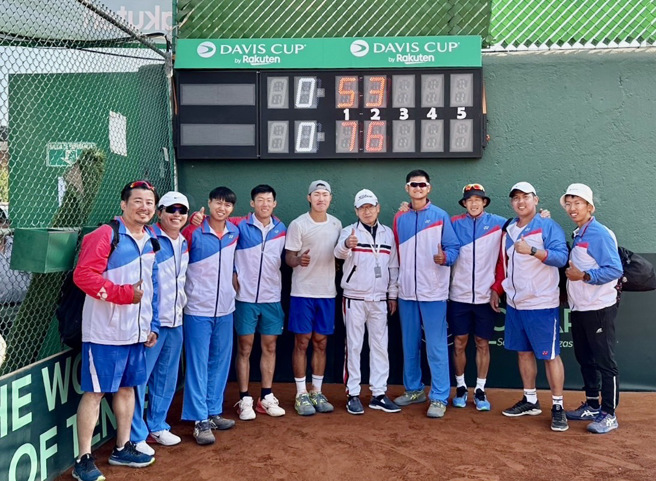 台维斯杯中华、墨西哥对抗，中华队在曾俊欣（左4）、许育修（左5）首日两场单打都直落二获胜后，全队在计分板前合影。（中华网协提供）