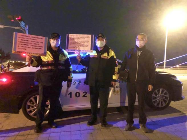 太平警分局分局长蔡庆星4日晚间9点至至凌晨1点亲自带队进行加强劝导及联合稽查取缔勤务，警方更贴心制作中文、印尼、越南以及泰语等多种语言宣导看板。（太平警分局提供／潘虹恩台中传真）