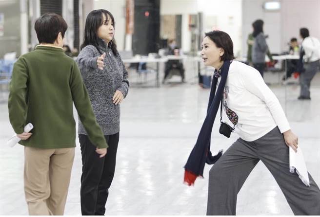 陳亞蘭臉書曝她身體不適戴心臟追蹤器教戲。（欣湉國際提供）