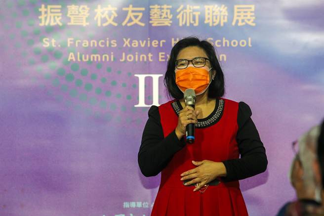 振声中学校长彭湘玲致词时表示，联展亦再次以「洄游」为主题，除了感怀恩师、饮水思源的初衷之外，亦盼能以全新多元的视觉样貌，向大眾呈现毕业校友们所累积的艺术心得及各种成果。（陈麒全摄）