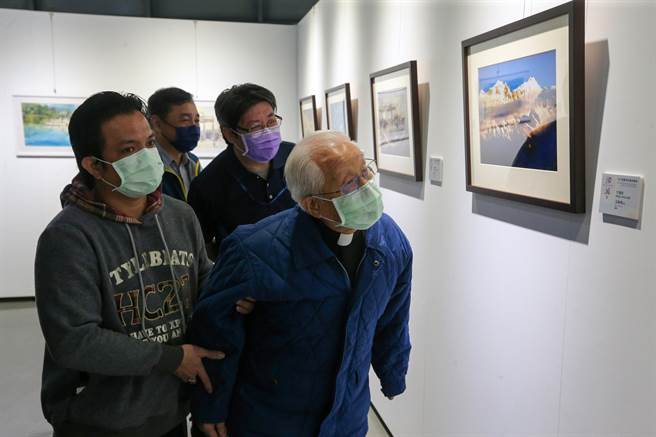 振声中学董事长刘献堂参观画作。（陈麒全摄）