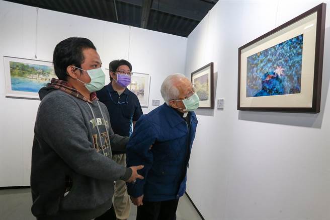 振声中学董事长刘献堂参观画作。（陈麒全摄）
