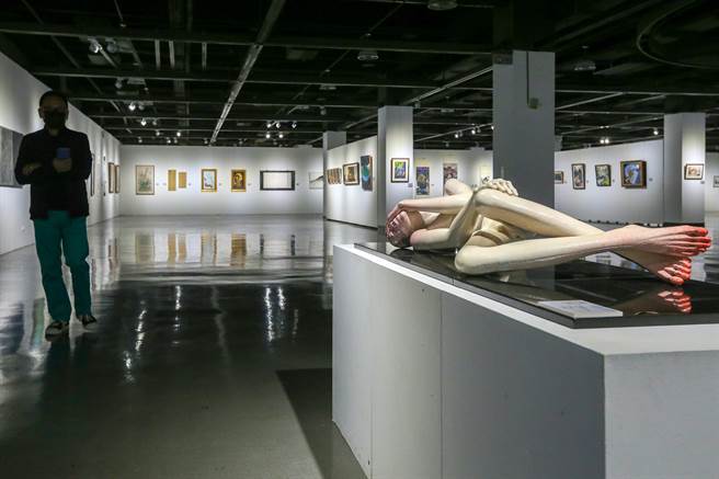 振声高中艺术家校友联展，于2023年2月1日至2月19日在桃园展演中心隆重登场，展出作品从水墨、水彩、油画到陶艺、雕塑等，全数为参展艺术家近两年的精选力作。（陈麒全摄）