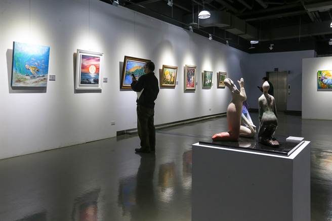 振声高中艺术家校友联展，于2023年2月1日至2月19日在桃园展演中心隆重登场，展出作品从水墨、水彩、油画到陶艺、雕塑等，全数为参展艺术家近两年的精选力作。（陈麒全摄）