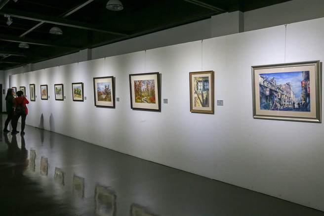 振声高中艺术家校友联展，于2023年2月1日至2月19日在桃园展演中心隆重登场，展出作品从水墨、水彩、油画到陶艺、雕塑等，全数为参展艺术家近两年的精选力作。（陈麒全摄）