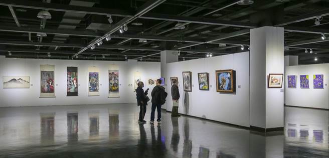 振声高中艺术家校友联展，于2023年2月1日至2月19日在桃园展演中心隆重登场，展出作品从水墨、水彩、油画到陶艺、雕塑等，全数为参展艺术家近两年的精选力作。（陈麒全摄）