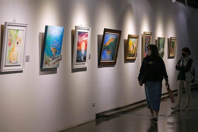 振声高中艺术家校友联展，于2023年2月1日至2月19日在桃园展演中心隆重登场，展出作品从水墨、水彩、油画到陶艺、雕塑等，全数为参展艺术家近两年的精选力作。（陈麒全摄）