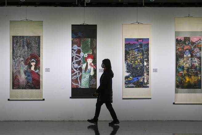 振声高中艺术家校友联展，于2023年2月1日至2月19日在桃园展演中心隆重登场，展出作品从水墨、水彩、油画到陶艺、雕塑等，全数为参展艺术家近两年的精选力作。（陈麒全摄）