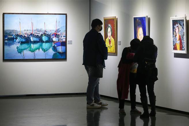 振声高中艺术家校友联展，于2023年2月1日至2月19日在桃园展演中心隆重登场，展出作品从水墨、水彩、油画到陶艺、雕塑等，全数为参展艺术家近两年的精选力作。（陈麒全摄）