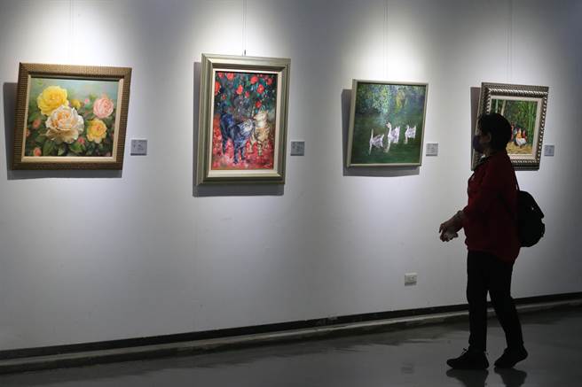 振声高中艺术家校友联展，于2023年2月1日至2月19日在桃园展演中心隆重登场，展出作品从水墨、水彩、油画到陶艺、雕塑等，全数为参展艺术家近两年的精选力作。（陈麒全摄）