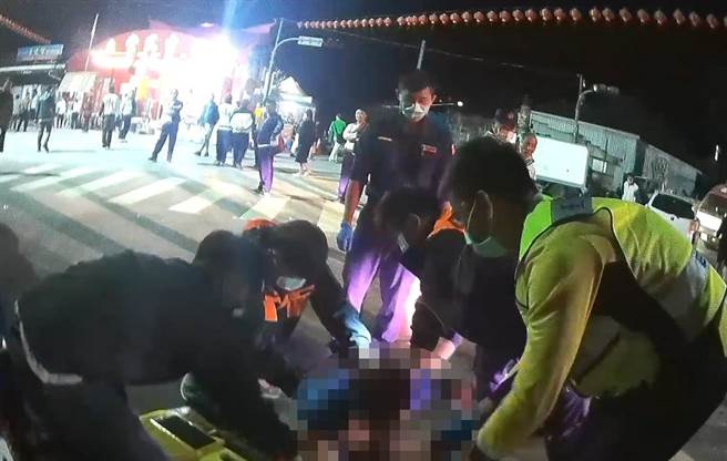 台东38岁黄姓男子昨晚闯入临海路炸寒单会场，但他下半身赤裸，大声咆哮、自伤，甚至出现不雅动作。（台东警分局提供／蔡旻妤台东传真）