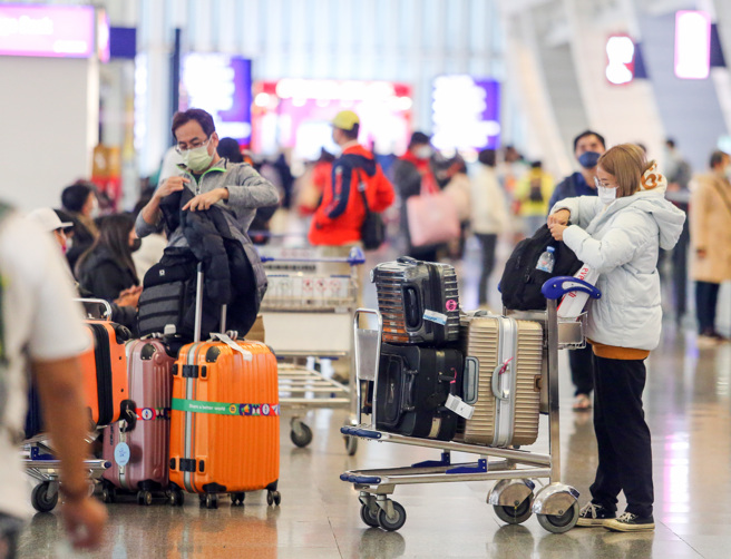 国内疫情持续，图为桃园机场出国民眾。(资料照)