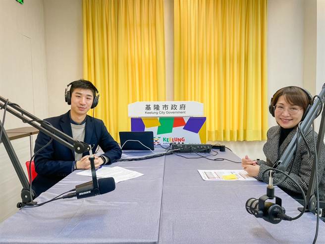 基隆市政府推出Podcast，由基隆市政府发言人余治明（左）主持，首集来演是社会处长杨玉欣（右）。（基隆市政府提供／张志康基隆传真）
