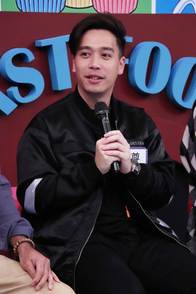 无尊日前上《小明星大跟班》塔罗占卜与阿喜的感情发展。（中天综合台提供）