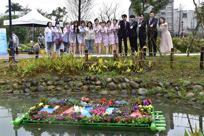 新北市客家文化園區今舉行「天穿日－攜手補天愛地球」，將環境永續發展結合活動，辦理祭天儀式、創意補天、天穿任務、植感手作體驗、市集活動及音樂會等，並打造生態浮島，增加園內水生生物棲息空間。（新北市客家局提供）